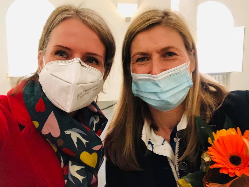 Die Kreisvorsitzende Cécile Prinzbach (l) gratuliert der Bundestagskandidatin Daniela Hauck (r)