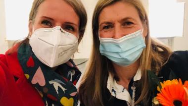 Die Kreisvorsitzende Cécile Prinzbach (l) gratuliert der Bundestagskandidatin Daniela Hauck (r)