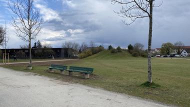 Bänke in unmittelbarer Nähe des zukünftigen Hachinger Baches