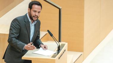 Partei- und Fraktionschef Martin Hagen spricht während einer Sitzung des Bayerischen Landtags.