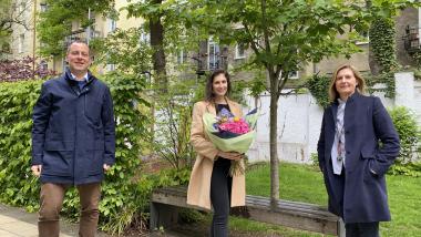 Stadtvorsitzender Dr. Michael Ruoff (links) und stellv. Stadtvorsitzende Daniela Hauck (rechts) überreichen Neumitglied Melanie Rudi (Mitte) einen Blumenstrauß in FDP-Farben.
