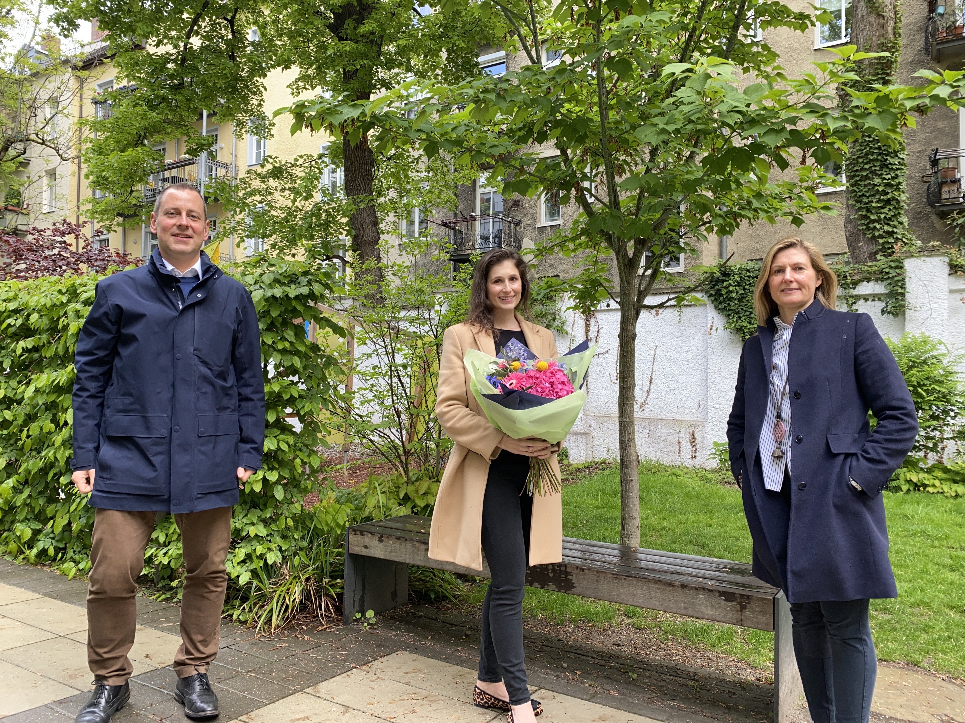 Stadtvorsitzender Dr. Michael Ruoff (links) und stellv. Stadtvorsitzende Daniela Hauck (rechts) überreichen Neumitglied Melanie Rudi (Mitte) einen Blumenstrauß in FDP-Farben.
